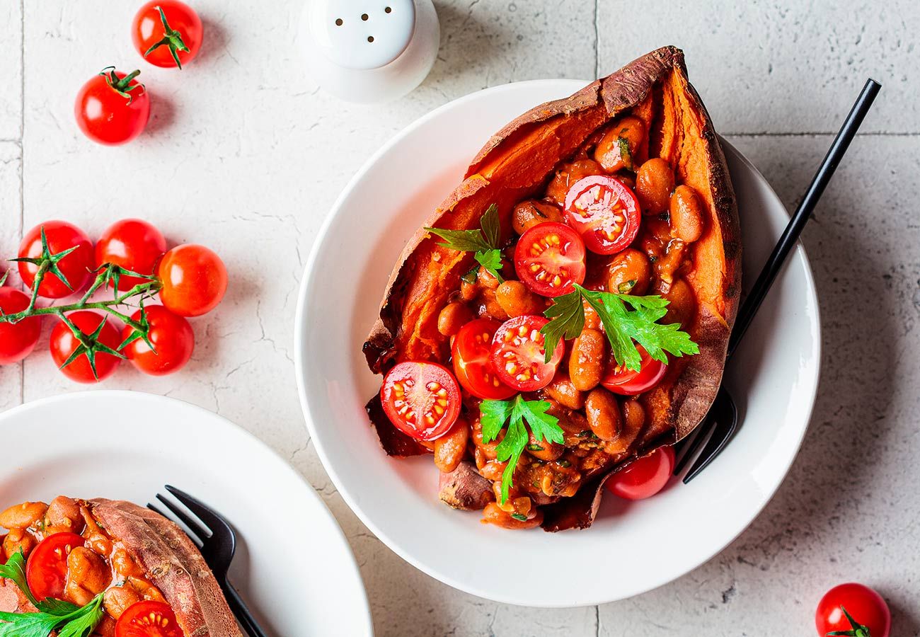 Boniato asado relleno de habichuelas, ideal para el otoño