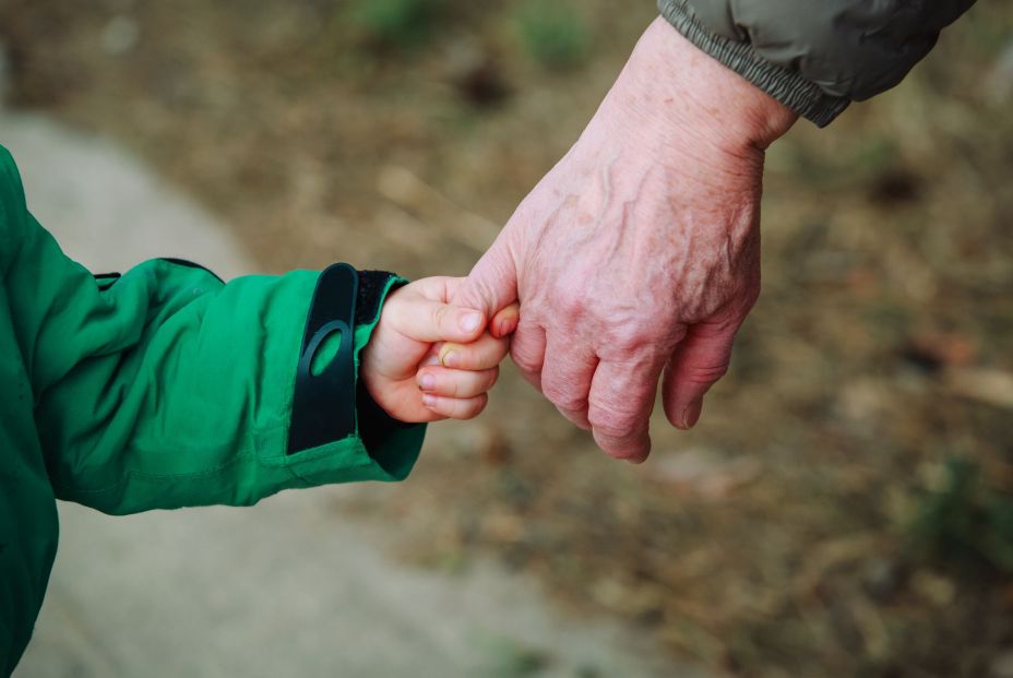 Unos abuelos consiguen plaza escolar para su nieto tras dormir dos días ante el colegio