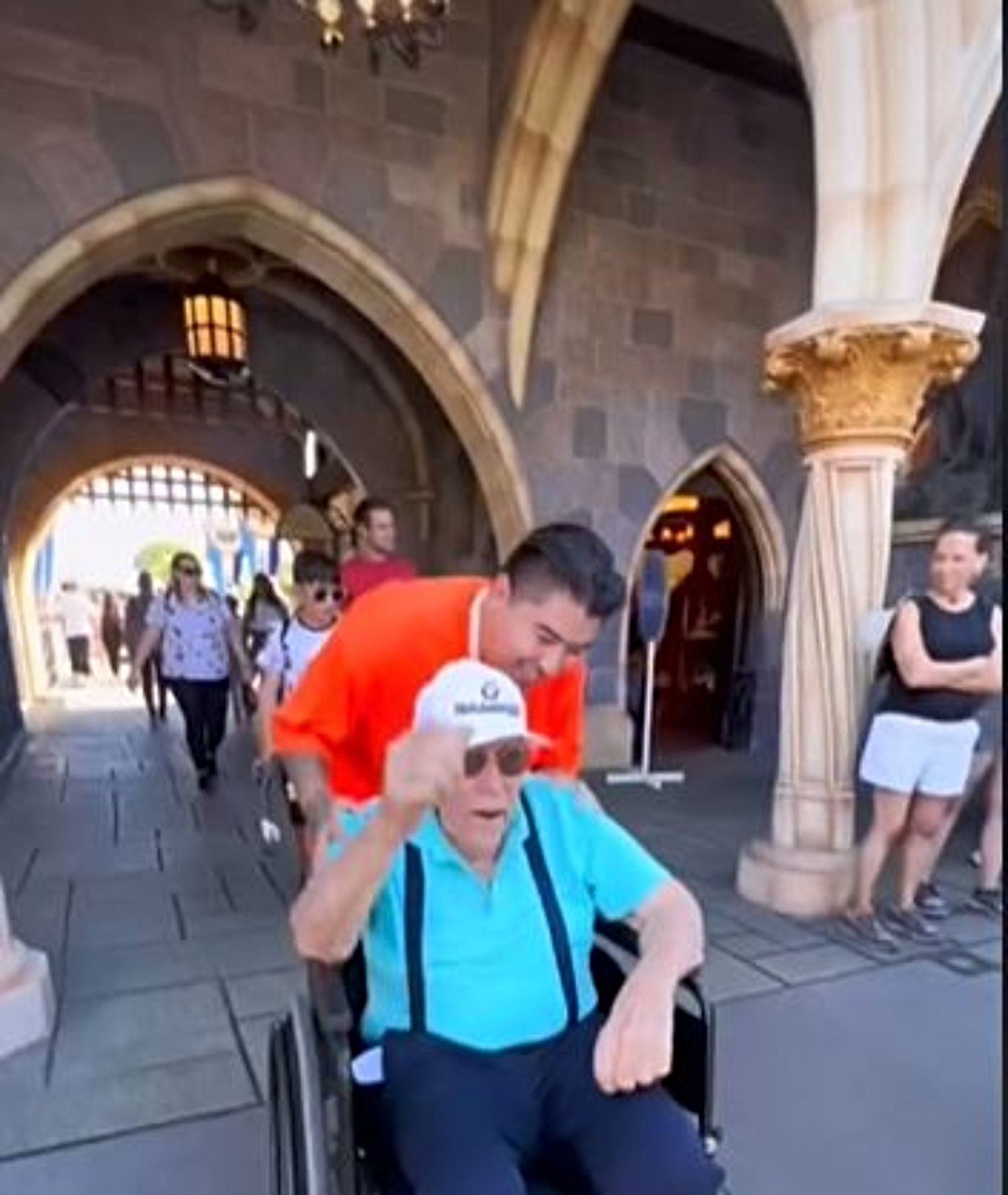 VÍDEO: Un influencer regala a un veterano de 97 años un día en Disneyland, y esto es lo que pasa. Foto: TikTok