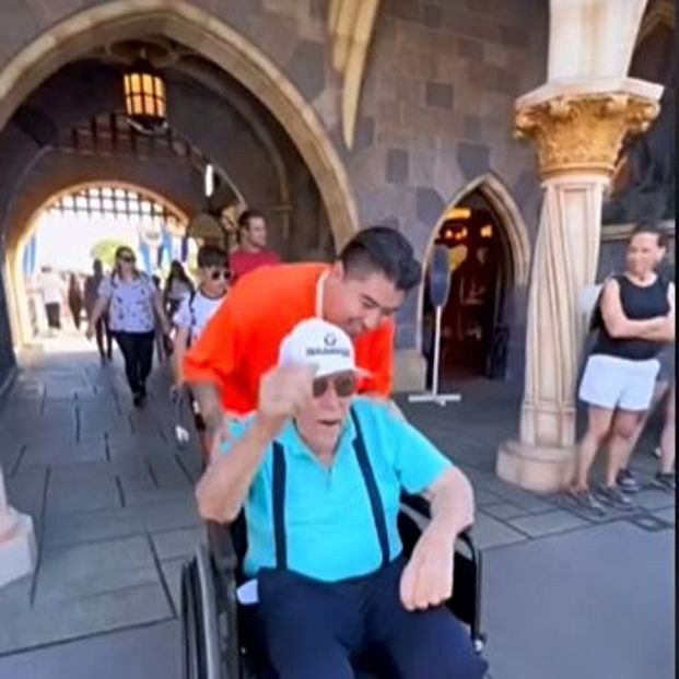 VÍDEO: Un influencer regala a un veterano de 100 años un día en Disneyland, y esto es lo que pasa. Foto: TikTok