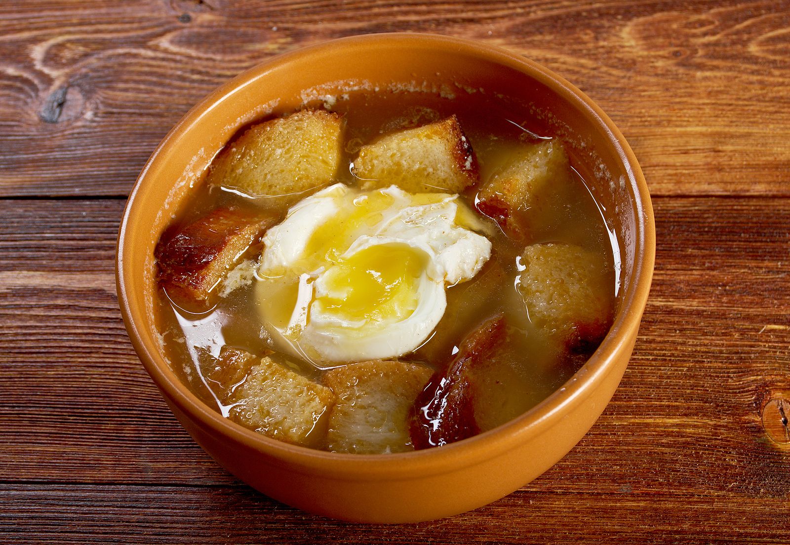 Receta de sopa castellana y la versión gourmet de una sopa de ajo blanco de Chinchón en cafetera. Foto: bigstock