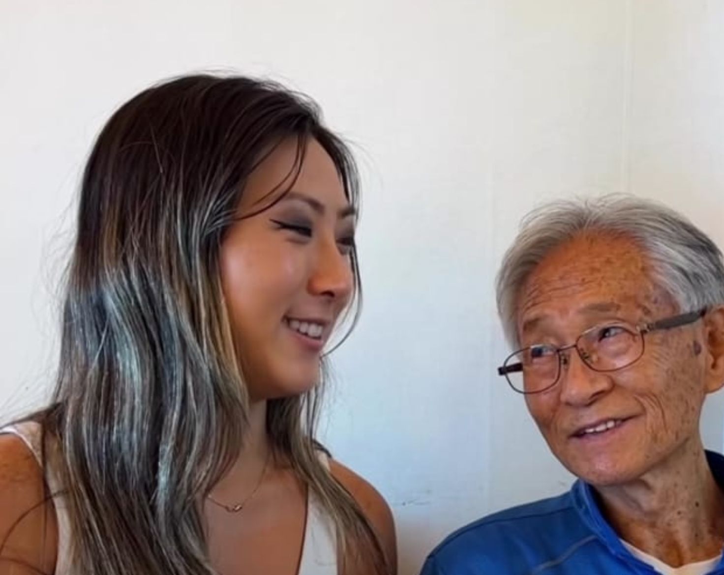 VÍDEO: La decisión de una joven para acabar con la soledad de su abuelo de 88 años. Foto: Instagram