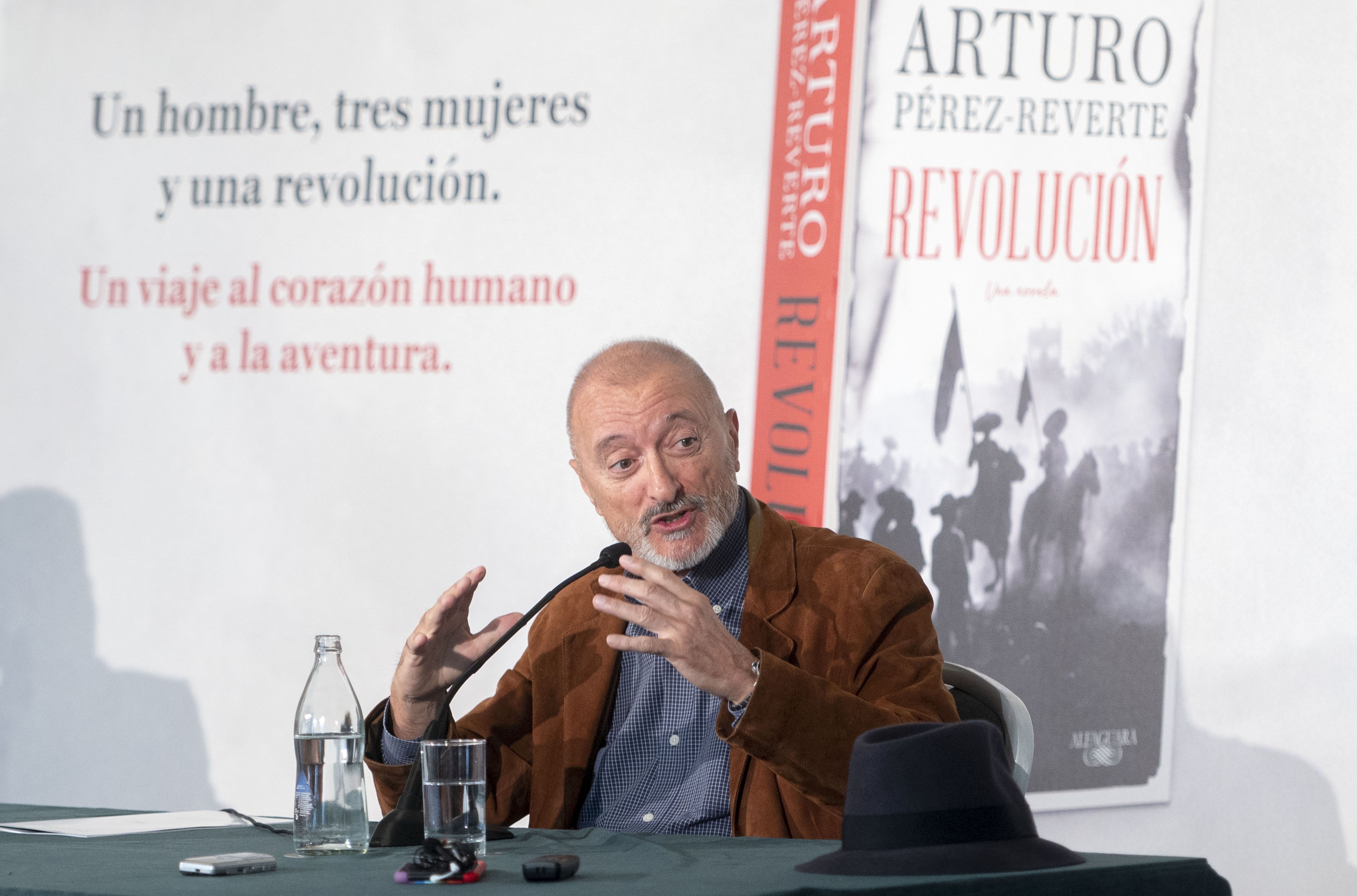 Pérez-Reverte presenta 'Revolución': "Quiero mostrar las contradicciones del ser humano"