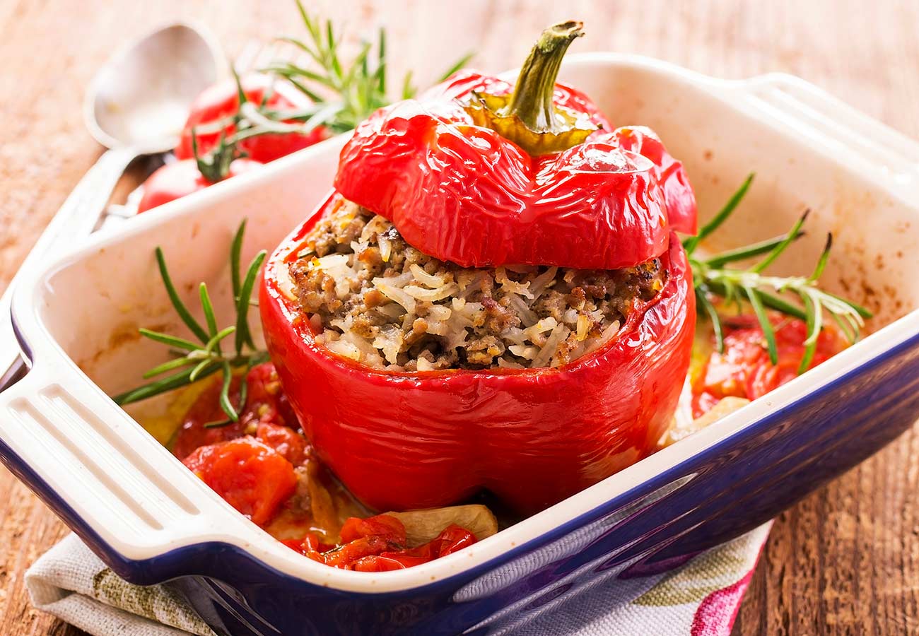 Pimiento rojo relleno de carne y arroz. Foto: bigstock