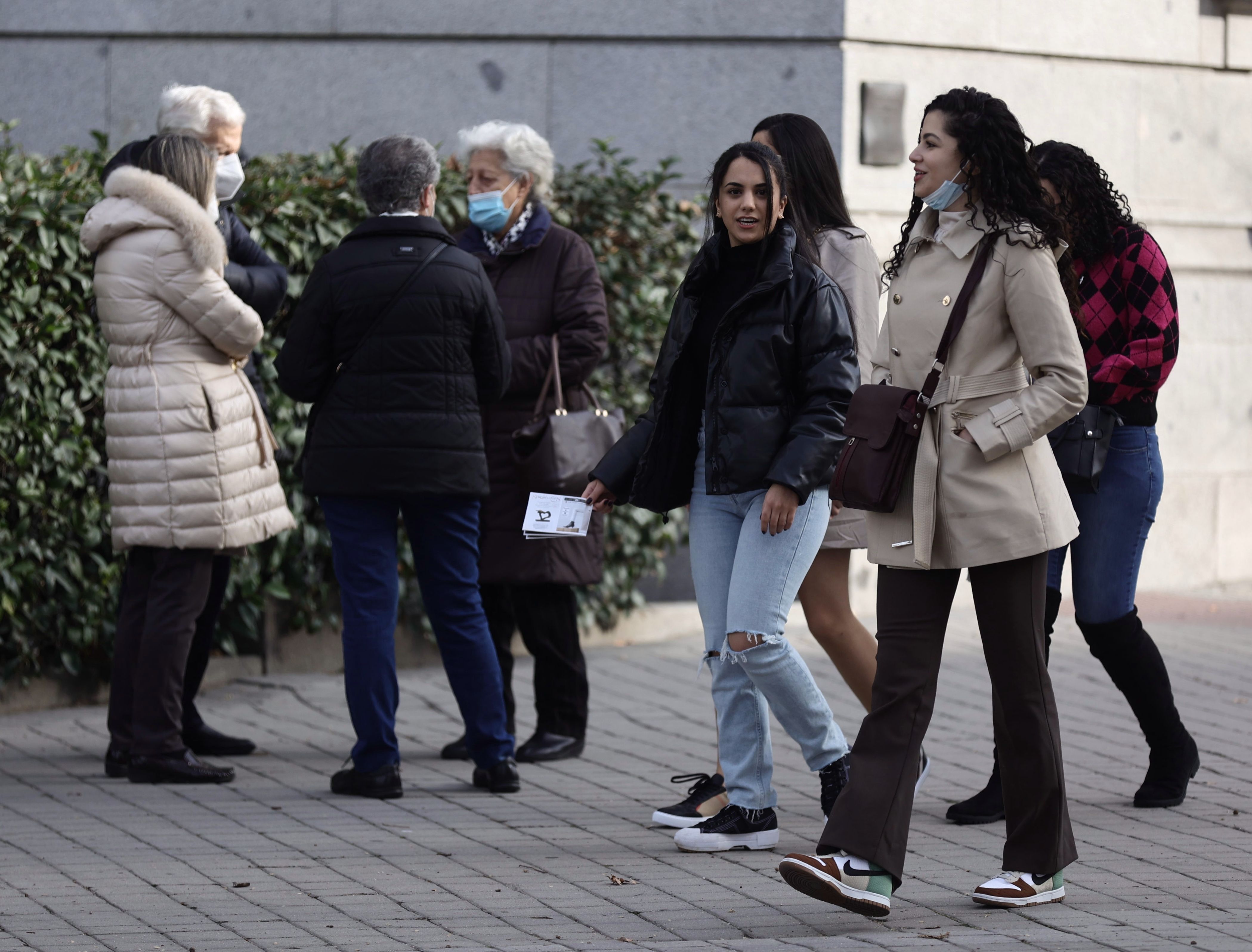 Hacia un otoño de macro-olas de gripe y Covid: "Si todo se complica hay que volver a la mascarilla"