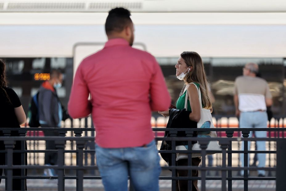 EuropaPress 4695445 persona mascarilla anden estacion tren chamartin 20 septiembre 2022 madrid