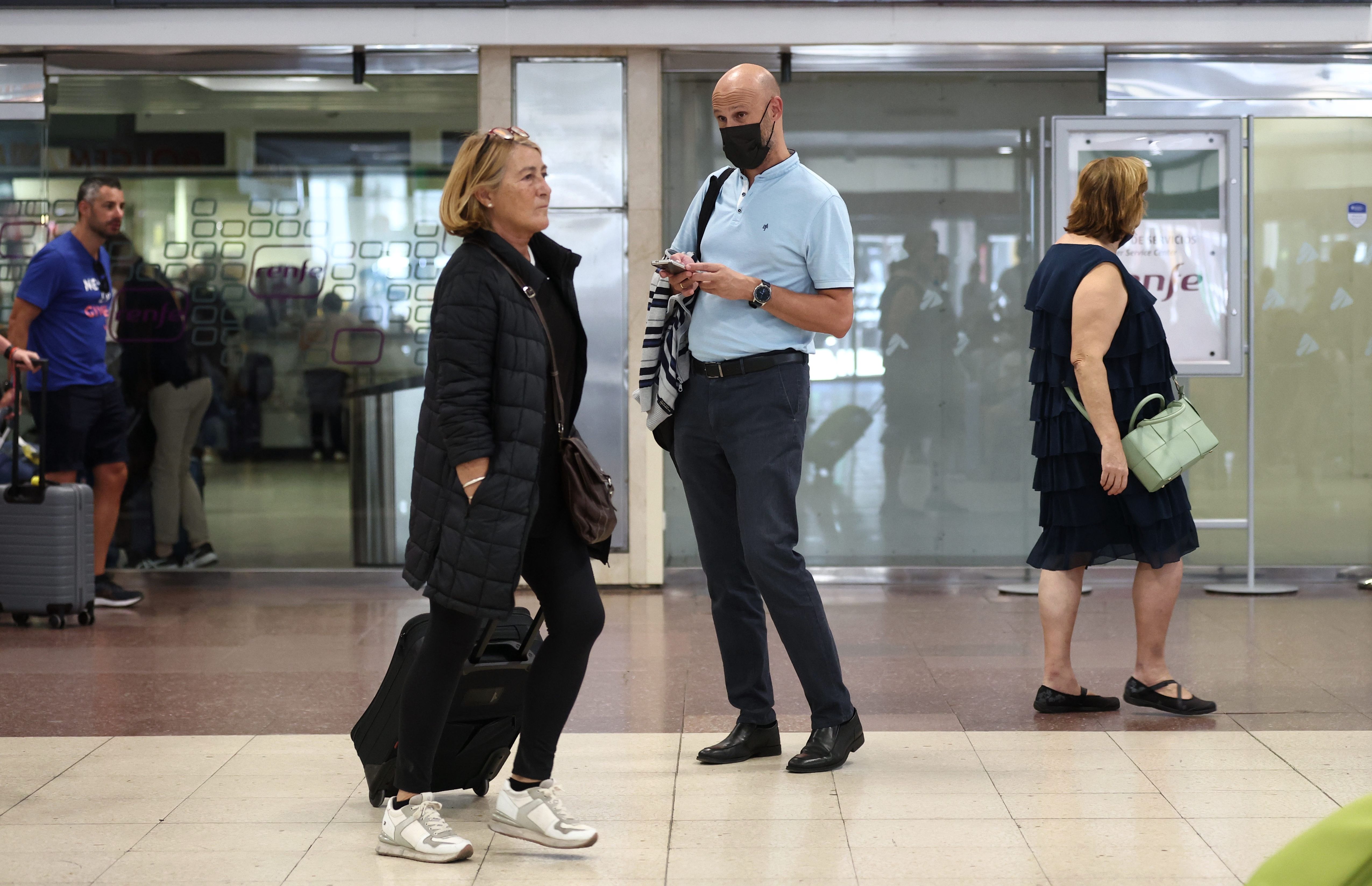 ¿La mascarilla se queda? Sólo Madrid y Murcia defienden su retirada en el transporte público