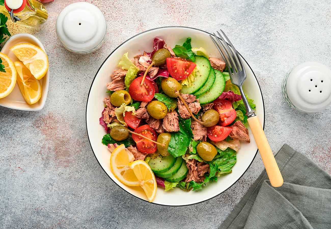 Receta de ensalada de atún con tomate y alcaparrones. Foto: Bigstock