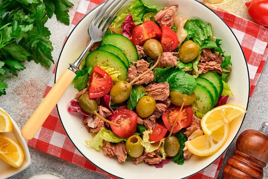 Receta de ensalada de atún con tomate y alcaparrones