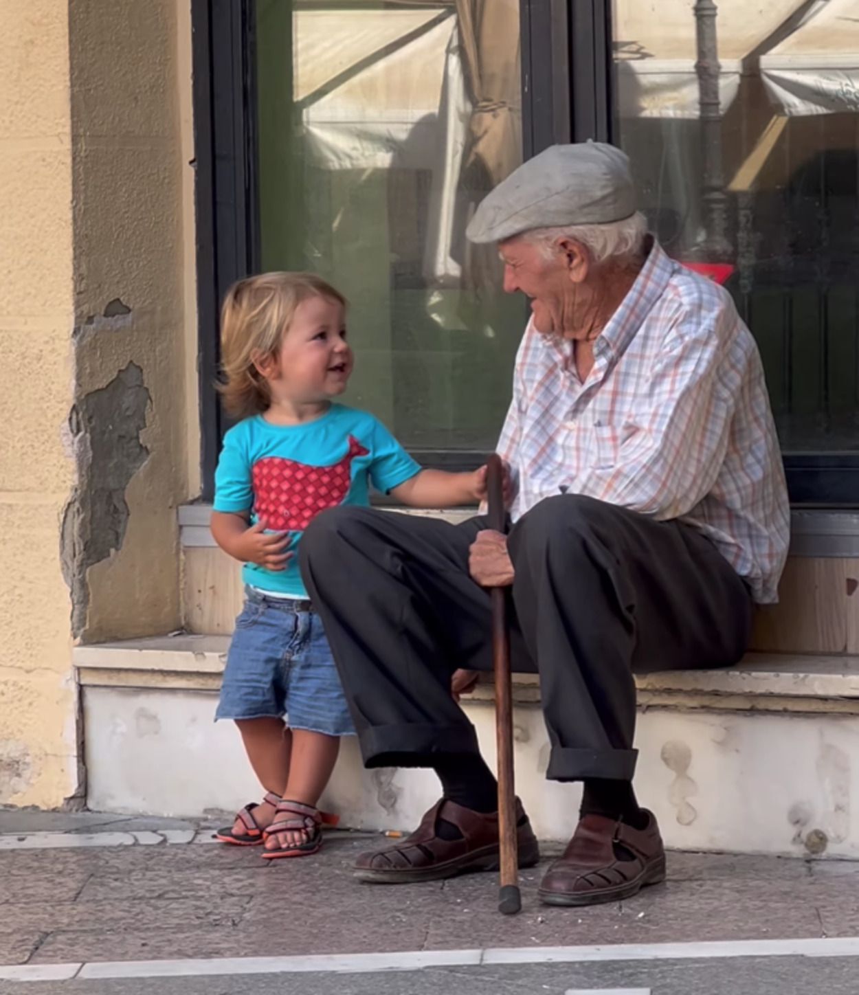VÍDEO: La tierna escena entre un niño y un hombre mayor que ha dejado a todos sin palabras