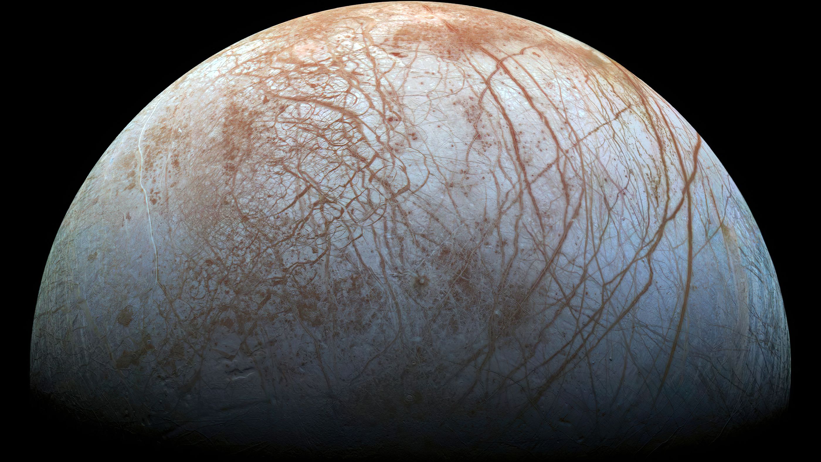 Captan fascinantes formaciones geológicas en la luna Europa