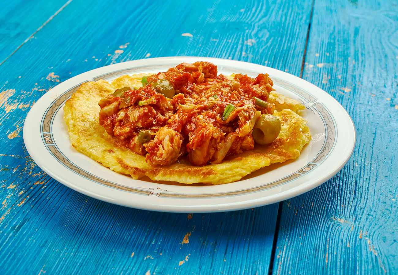 Receta de tortilla francesa con atún con tomate. Foto: Bigstock