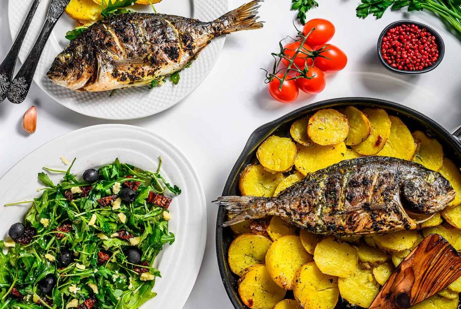 Dorada al grill con patatas asadas. Foto: bigstock