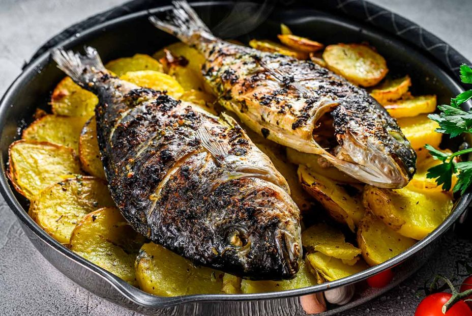 Dorada al grill con patatas asadas. Foto: bigstock