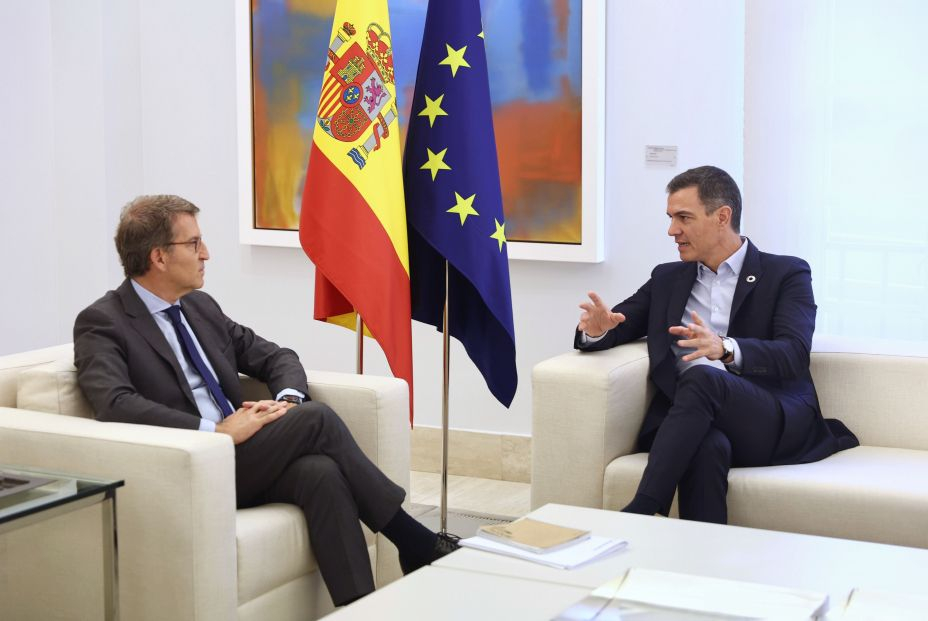 El presidente del Partido Popular, Alberto Núñez Feijóo (i) y el presidente del Gobierno, Pedro Sánchez (d), durante una reunión en La Moncloa