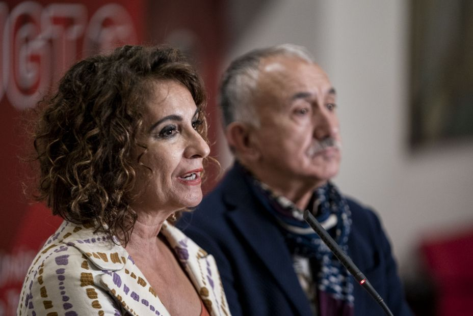 La ministra de Hacienda y Función Pública, María Jesús Montero, presenta los Presupuestos Generales del Estado (PGE) 2023 al secretario general de UGT, Pepe Álvarez