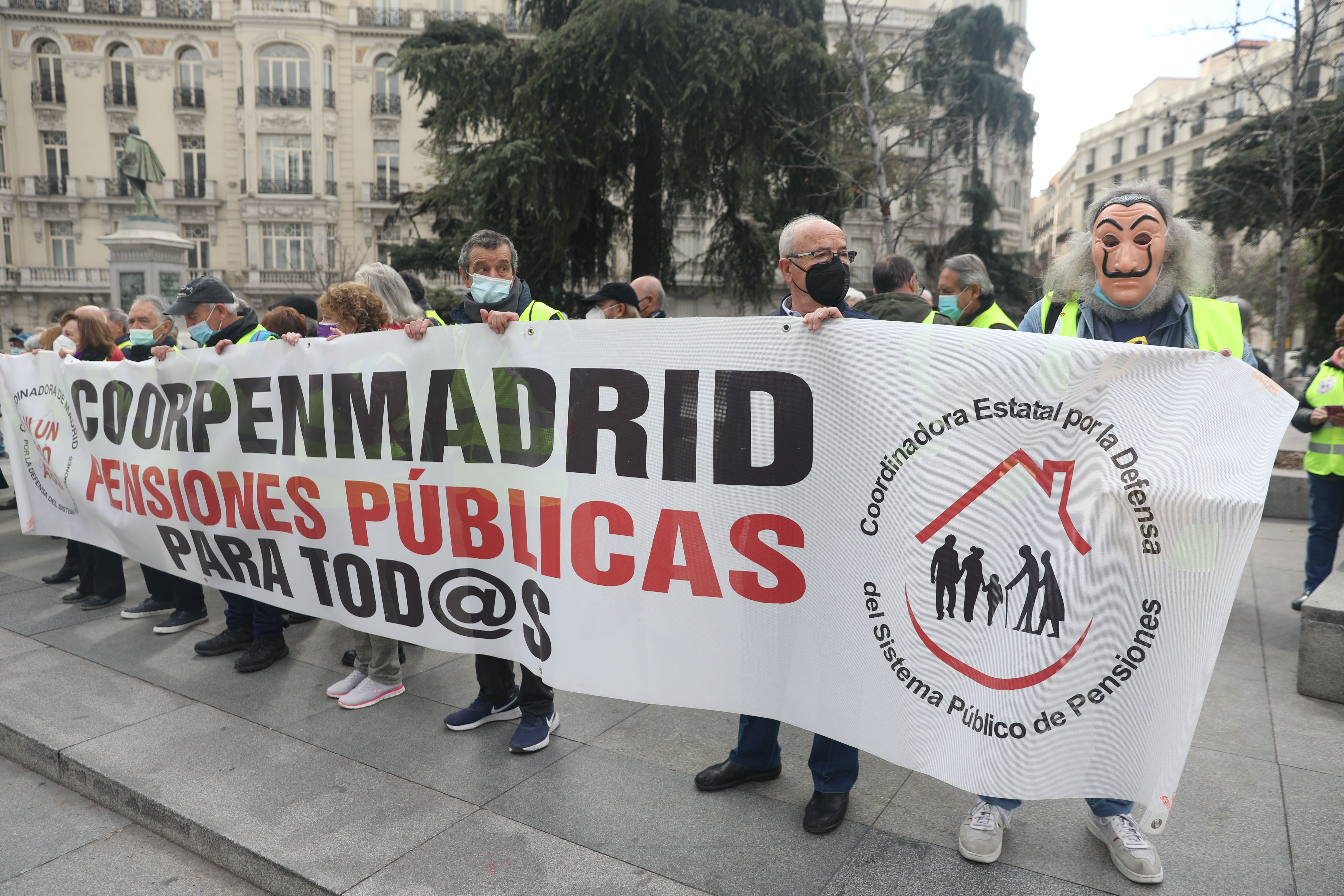 EuropaPress 4301674 varias personas pancarta reza pensiones publicas todas concentracion exigir