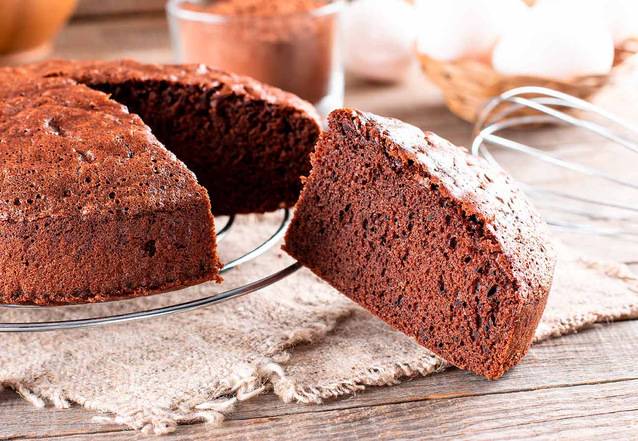 Cómo hacer el bizcocho de chocolate perfecto: sencillo y esponjoso. Foto: bigstock