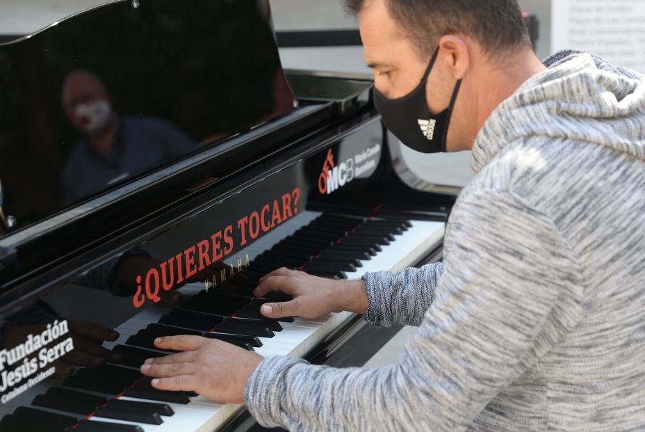 EuropaPress 3988820 hombre toca pianos cola iniciativa ciudad llena pianos octubre 2021 madrid EuropaPress 3988820 hombre toca pianos cola iniciativa ciudad llena pianos octubre 2021 madrid