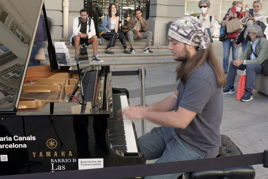EuropaPress 3988821 hombre toca pianos cola iniciativa ciudad llena pianos octubre 2021 madrid EuropaPress 3988821 hombre toca pianos cola iniciativa ciudad llena pianos octubre 2021 madrid