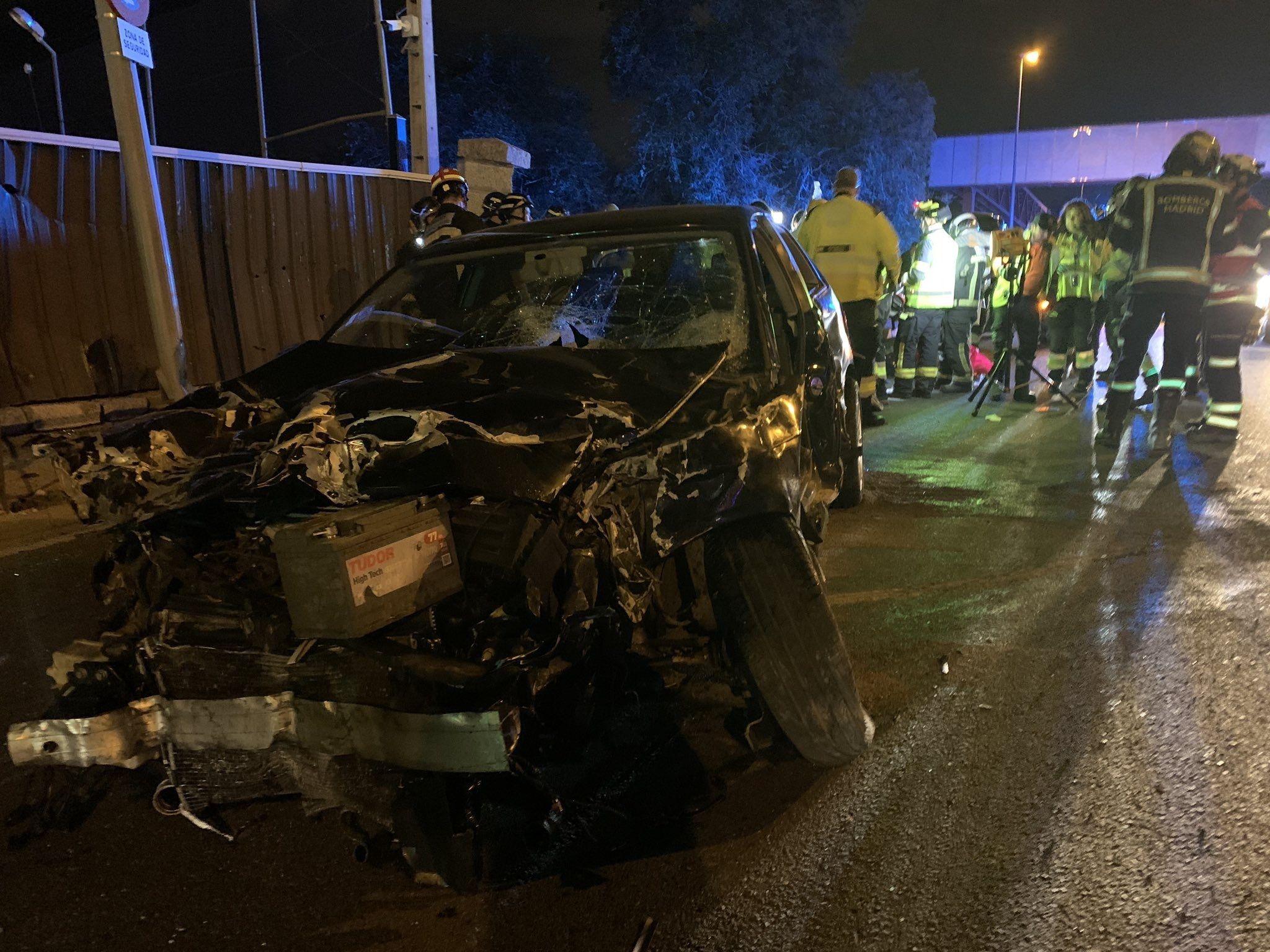 Herido muy grave un joven de 29 años atravesado por una barra al chocar con una valla