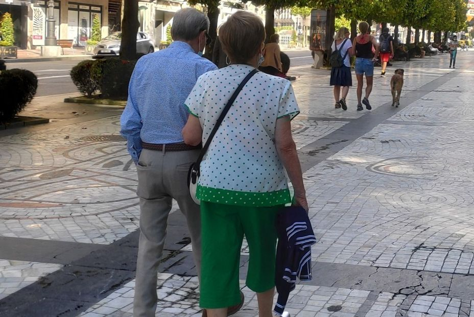 Europa Press gente paseando campo san francisco oviedo