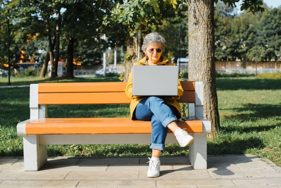 mujer mayor tecnologia