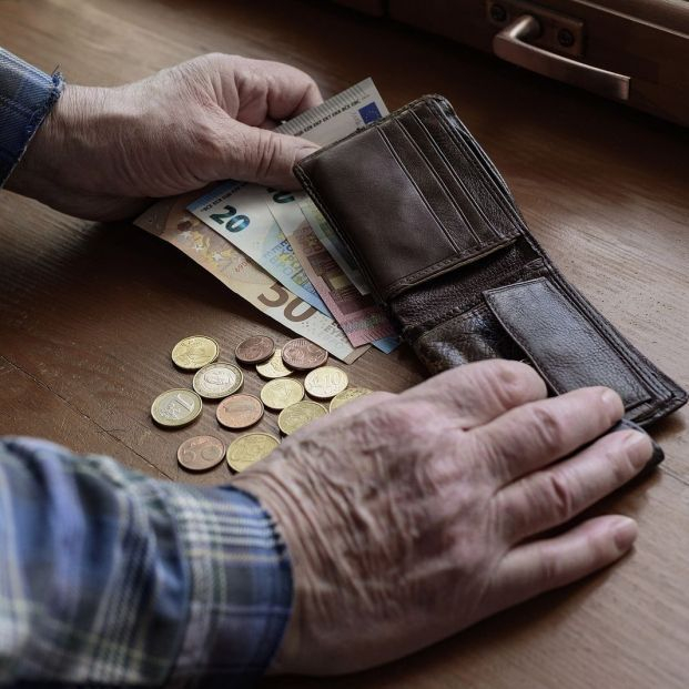 hombre mayor contando dinero penuria precios altos