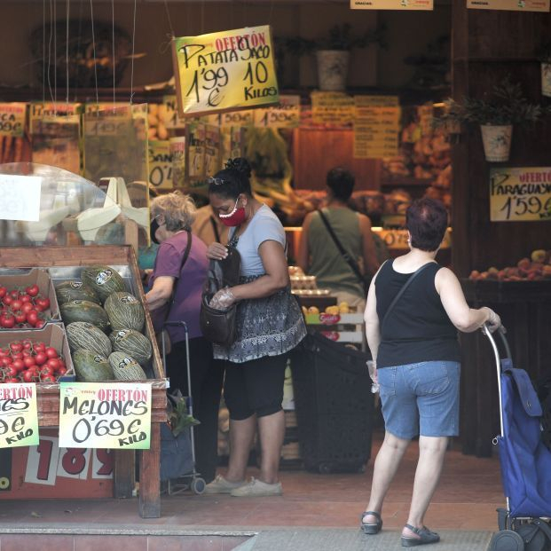 europapress varias personas compran fruteria