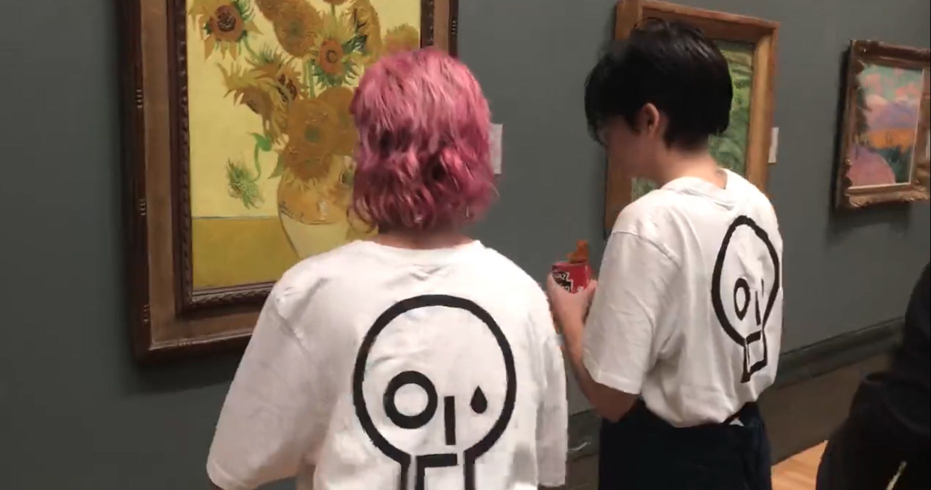 Activistas ecologistas arrojan sopa de tomate sobre 'Los Girasoles' de Van Gogh
