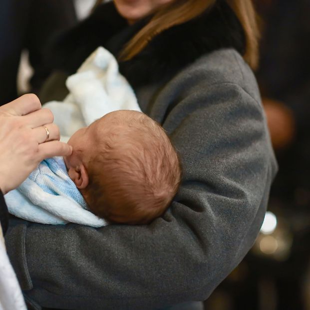 Mujer sujetando a un bebé