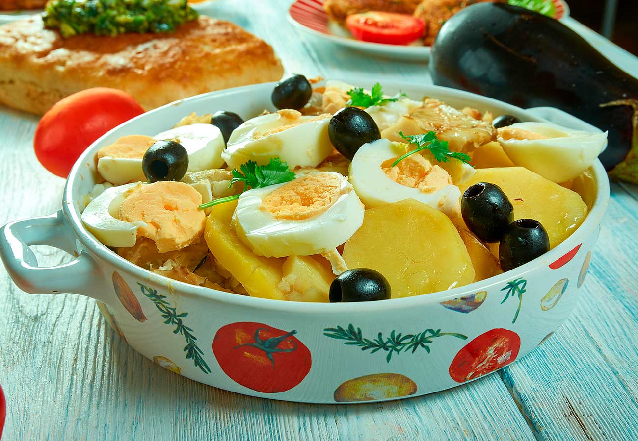 Receta de ensalada de bacalao con patata y huevo, perfecta para el otoño. Foto: bigstock