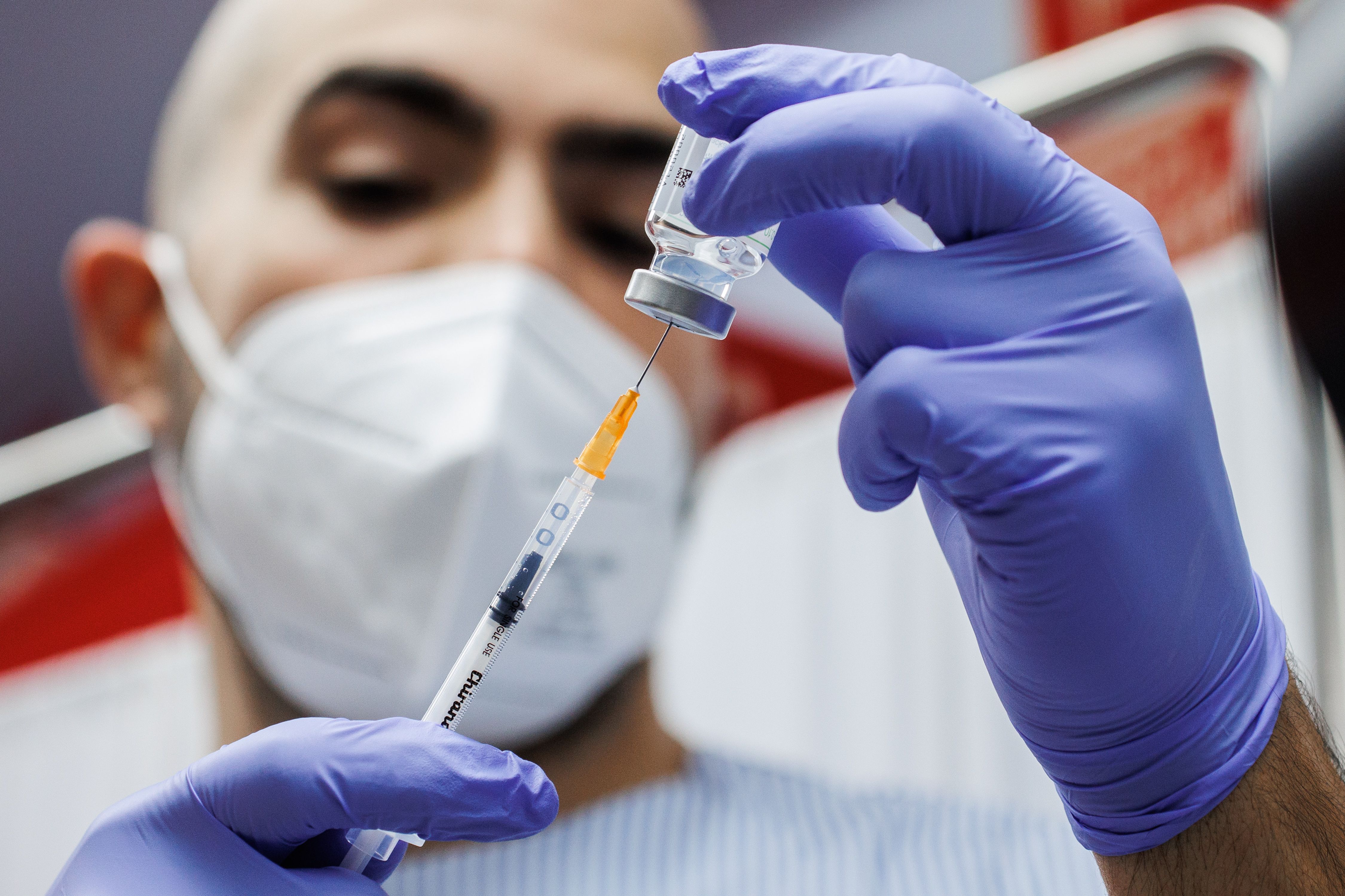 Alertan de que los mayores están poco inmunizados de la gripe: "Es importante que se vacunen"