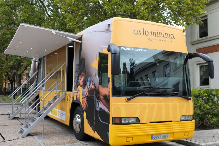 Un autobús del Gobierno recorrerá 40 municipios para encontrar beneficiarios del IMV que ignoran que existe