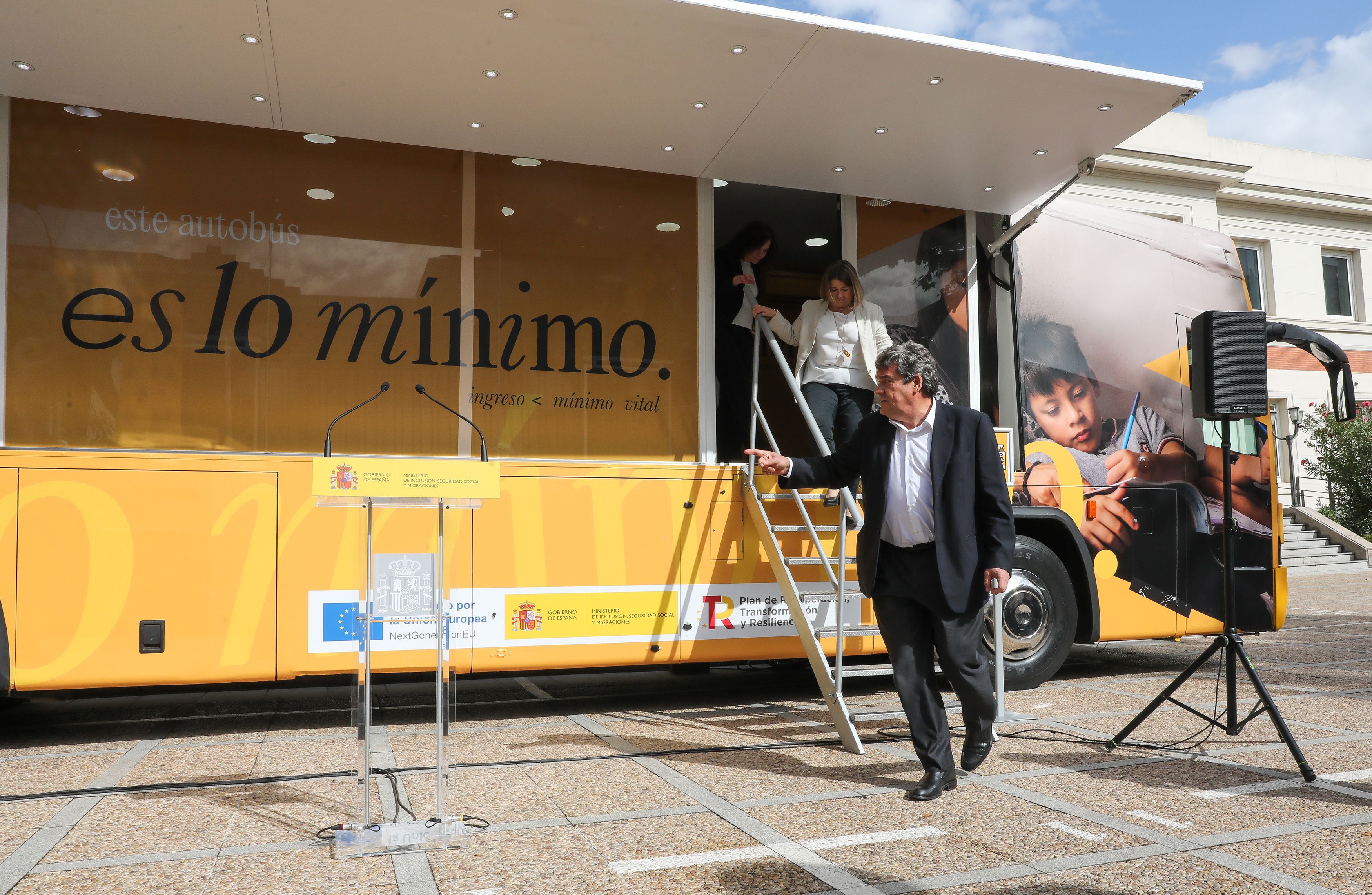 Escrivá arranca el autobús del Ingreso Mínimo Vital, que recorrerá 40 municipios españoles
