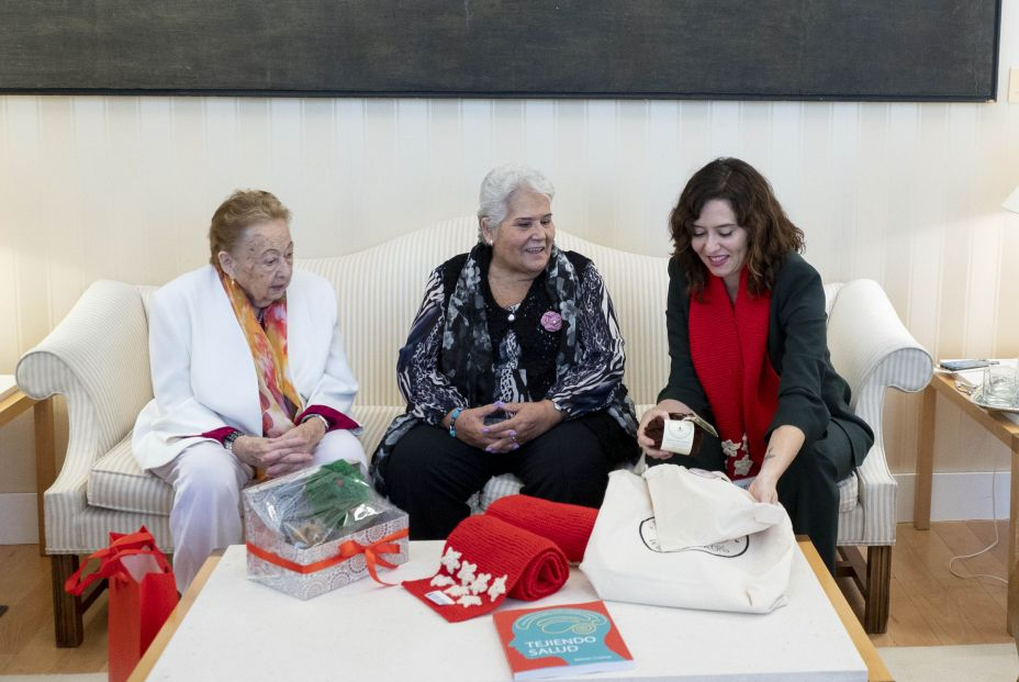 Ayuso recibe a mayores del proyecto Tejiendo Solidaridad, que fomenta el envejecimiento activo. Foto: Europa Press