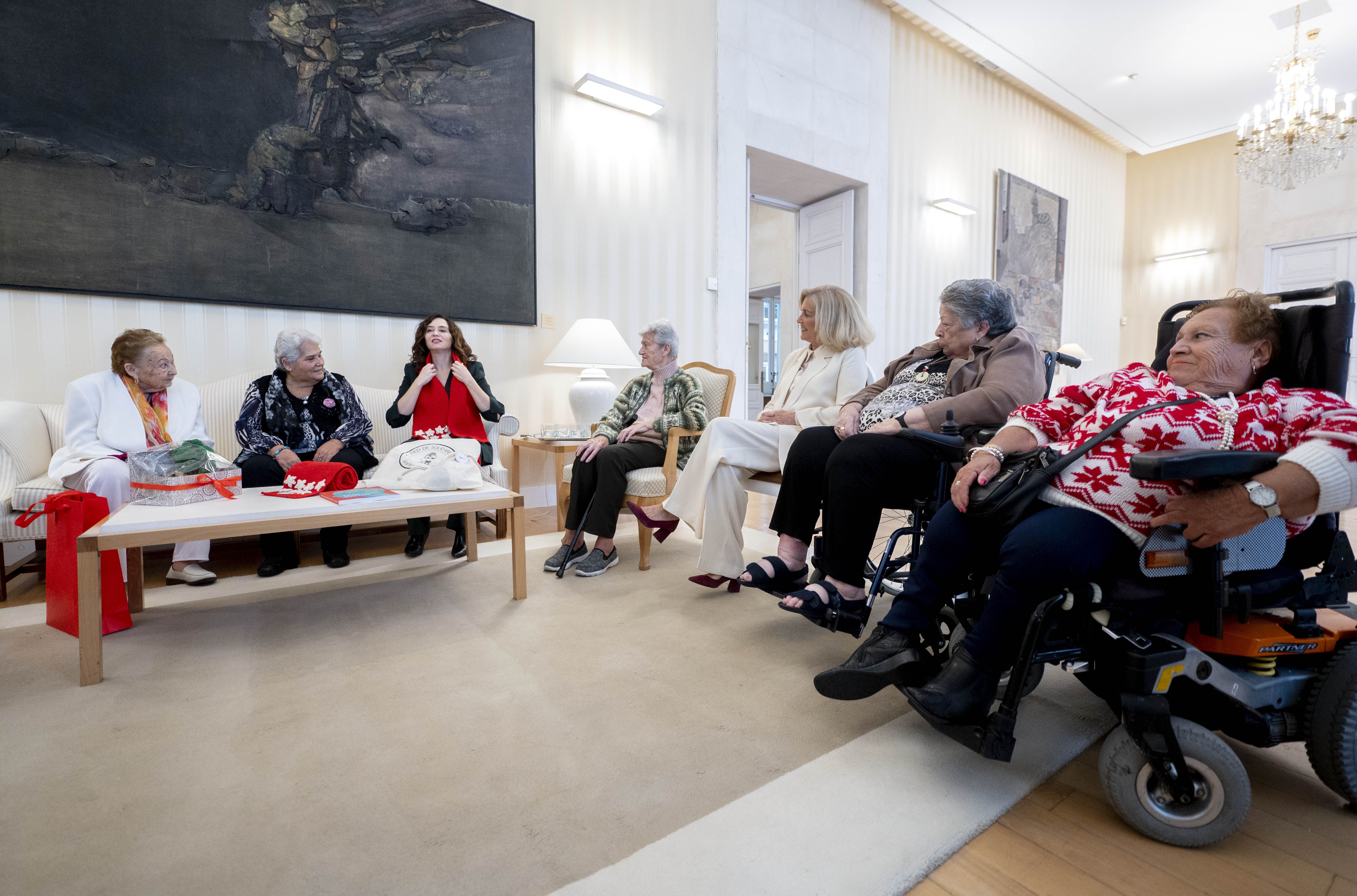 Ayuso recibe a mayores del proyecto Tejiendo Solidaridad, que fomenta el envejecimiento activo. Foto: Europa Press