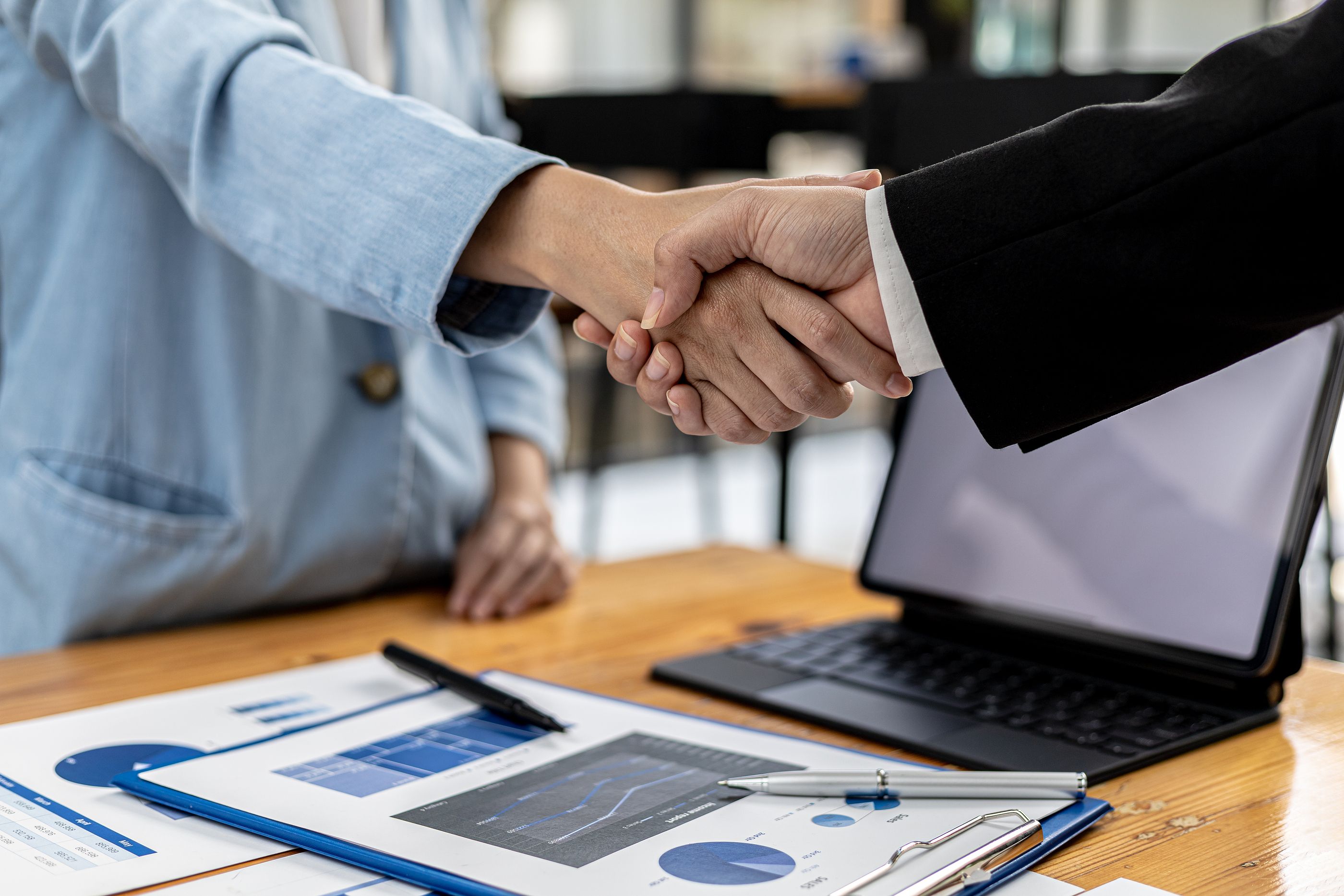 La Fundación Woman Forward presenta: 'CEOs palancas del cambio hacia la igualdad' bigstock Close up Two Business Men Hold 440065661