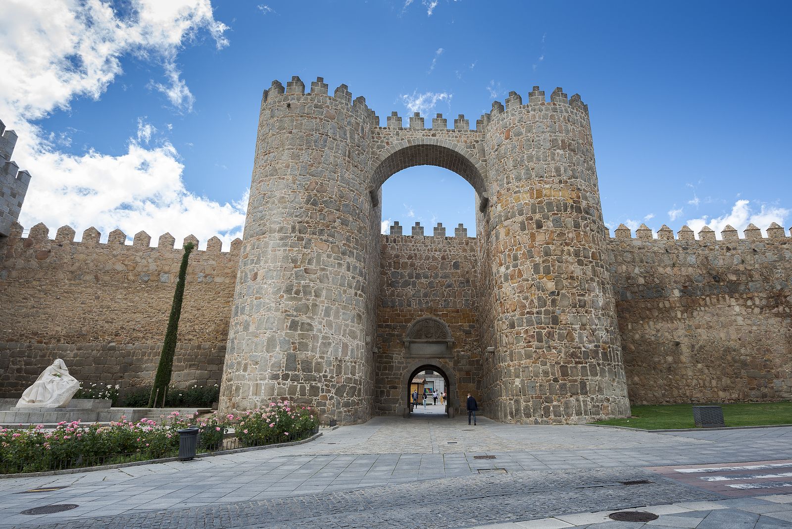 Miguel Sobrino cierra la trilogía sobre patrimonio histórico con el libro "Castillos y murallas"