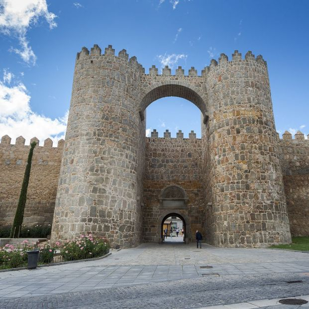 Miguel Sobrino cierra la trilogía sobre patrimonio histórico con el libro "Castillos y murallas"