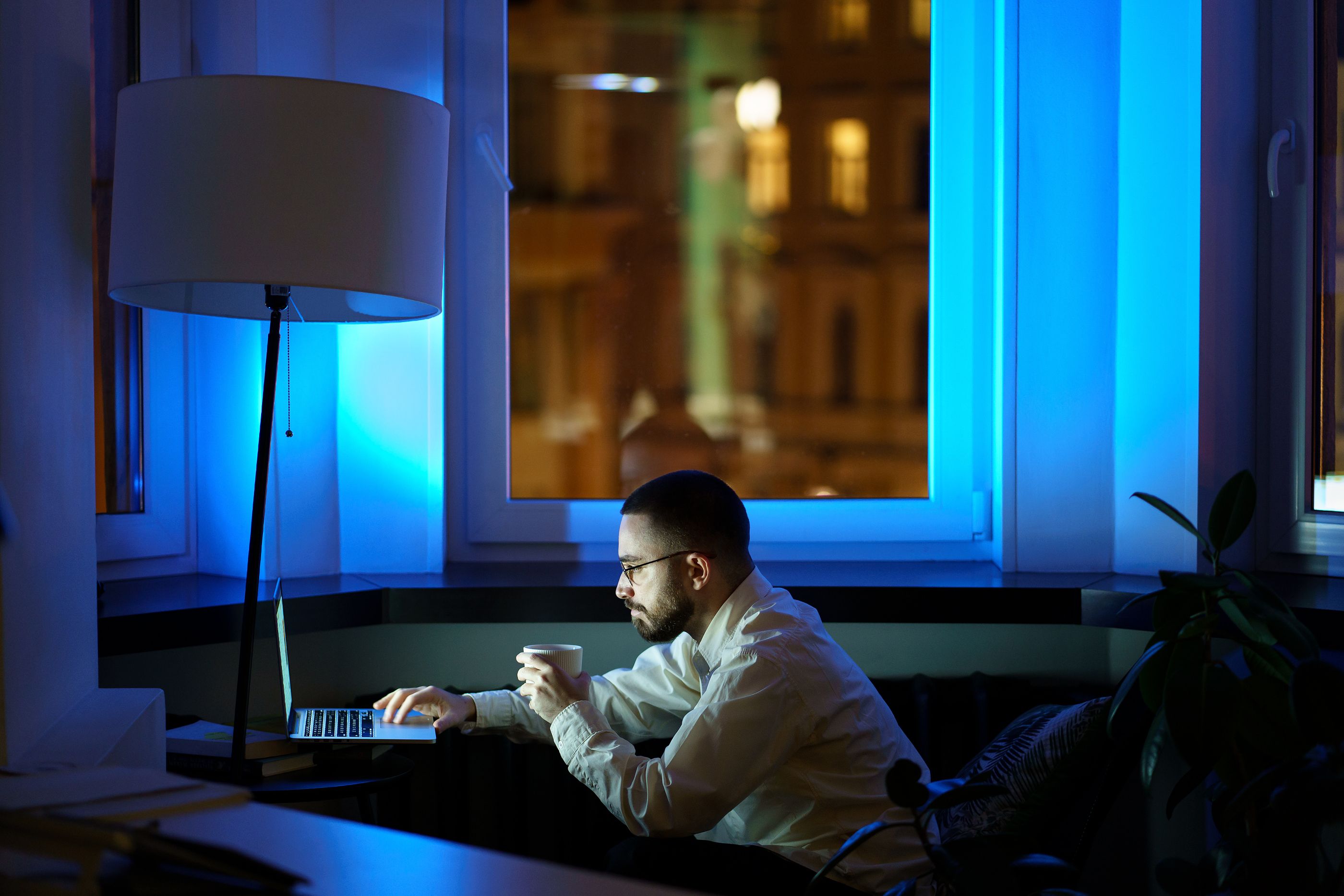 Hombres con turno de trabajo nocturno: mayor riesgo de sufrir cáncer de próstata bigstock Exhausted Freelancer Guy Spend 442187951