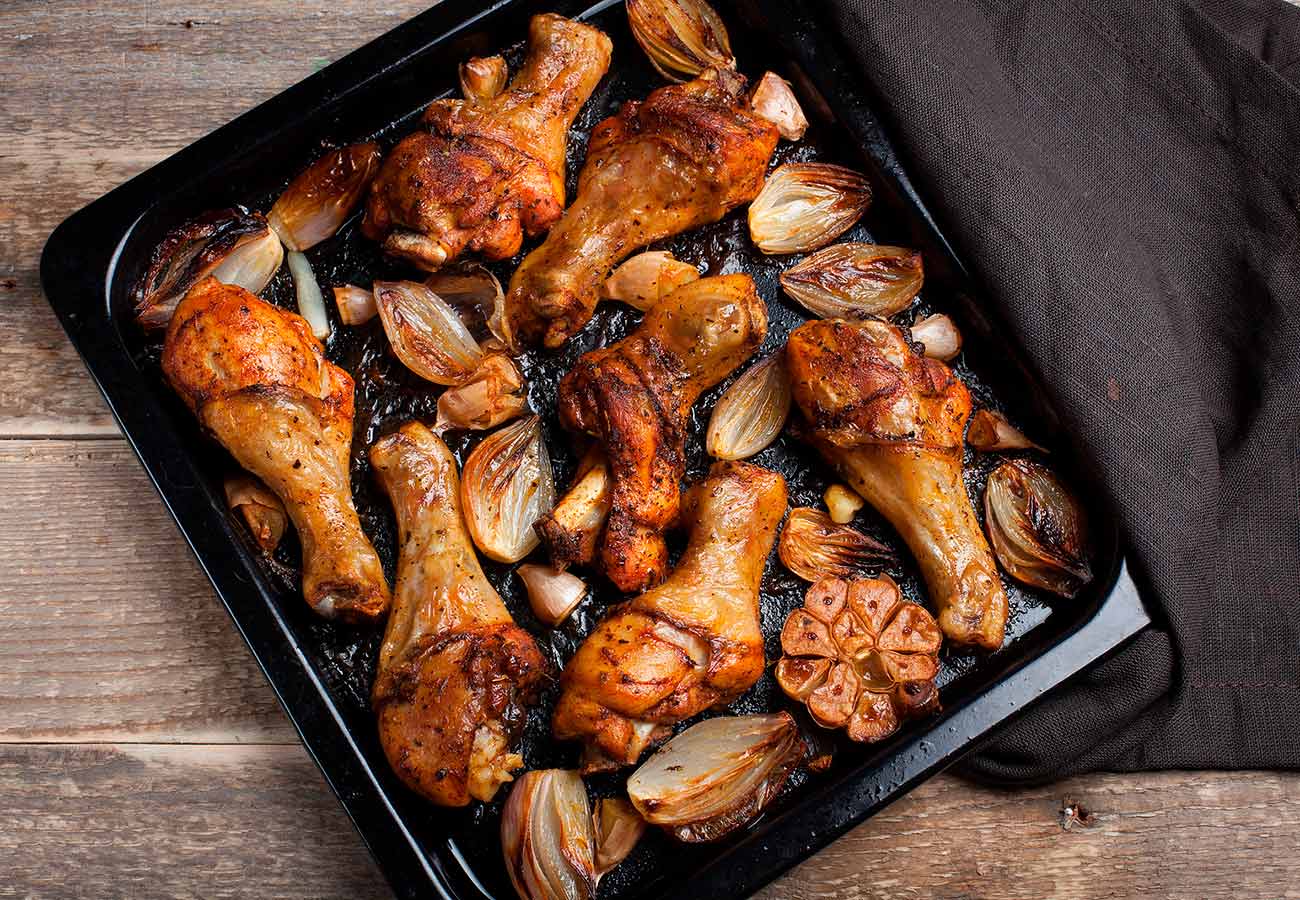 Receta de pollo al horno con ajo y cebolla. Foto: Bigstock