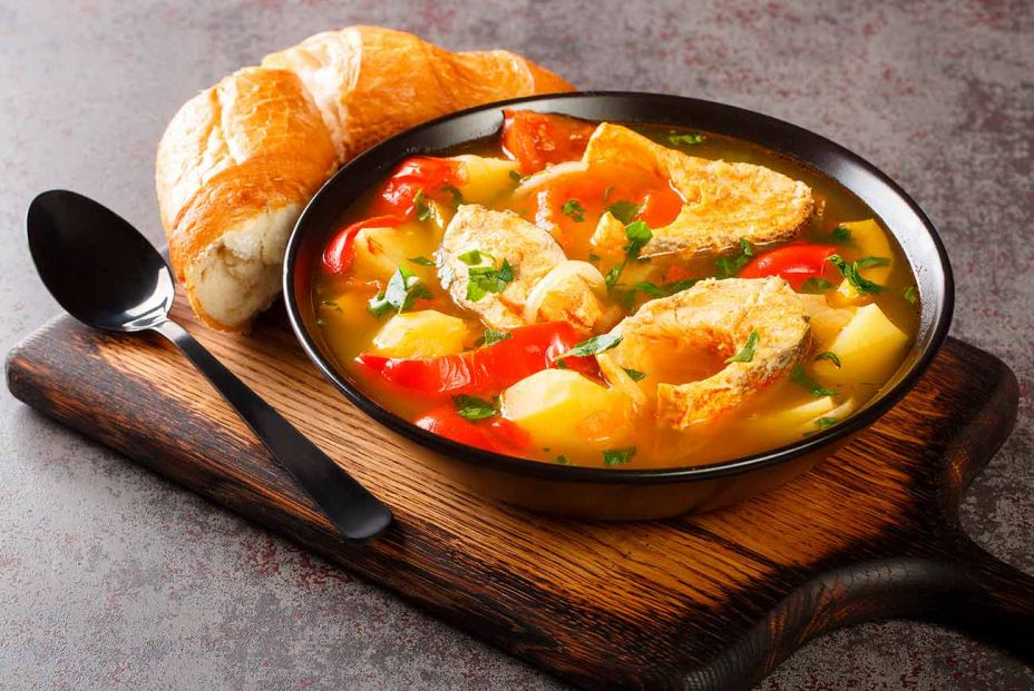 Sopa de pescado con patatas y pimientos. Foto: Bigstock