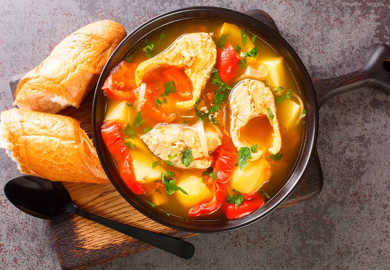 Sopa de pescado con patatas y pimientos. Foto: Bigstock