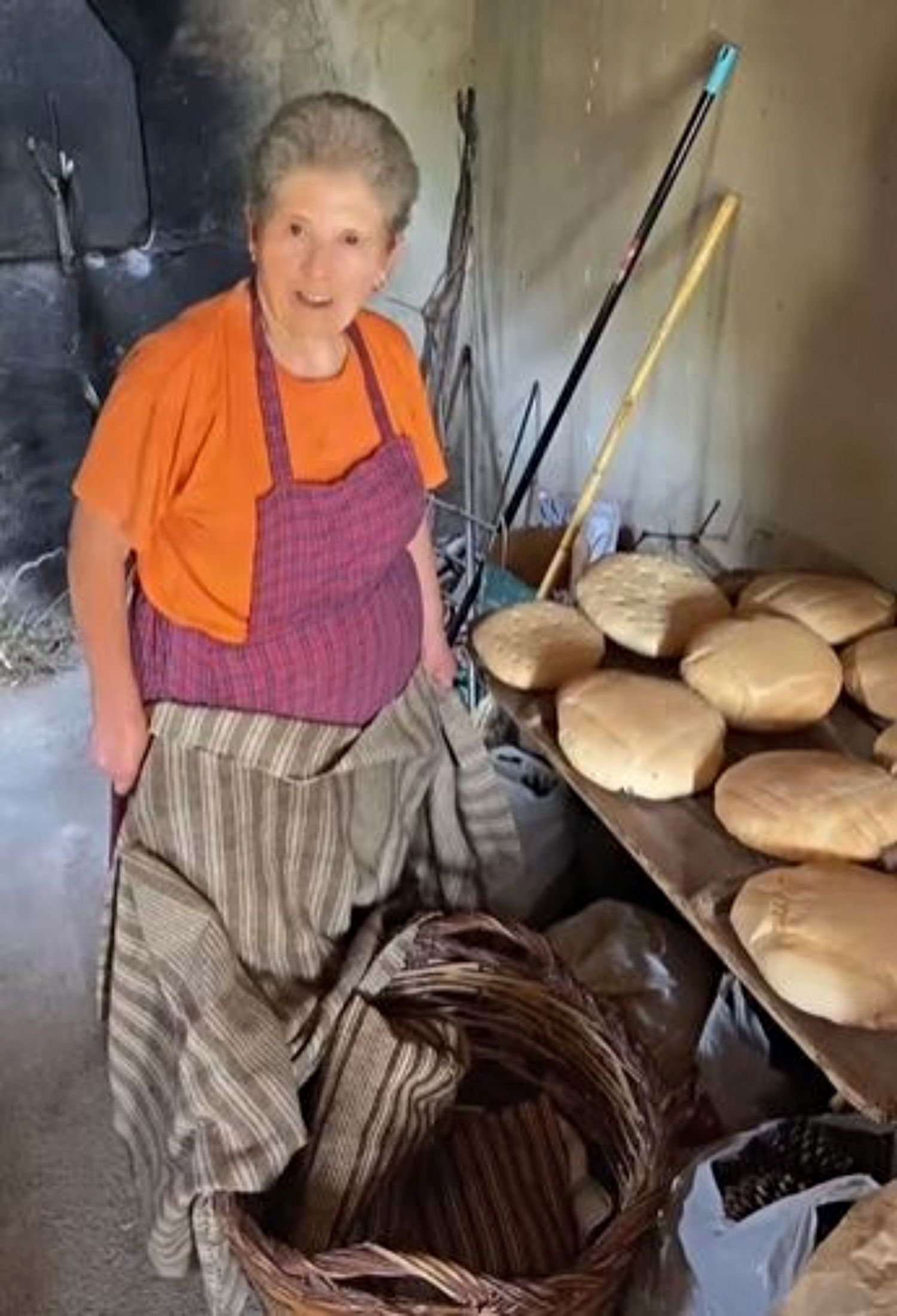 Adela arrasa a sus 85 años en TikTok compartiendo su vida rural. Foto: TikTok