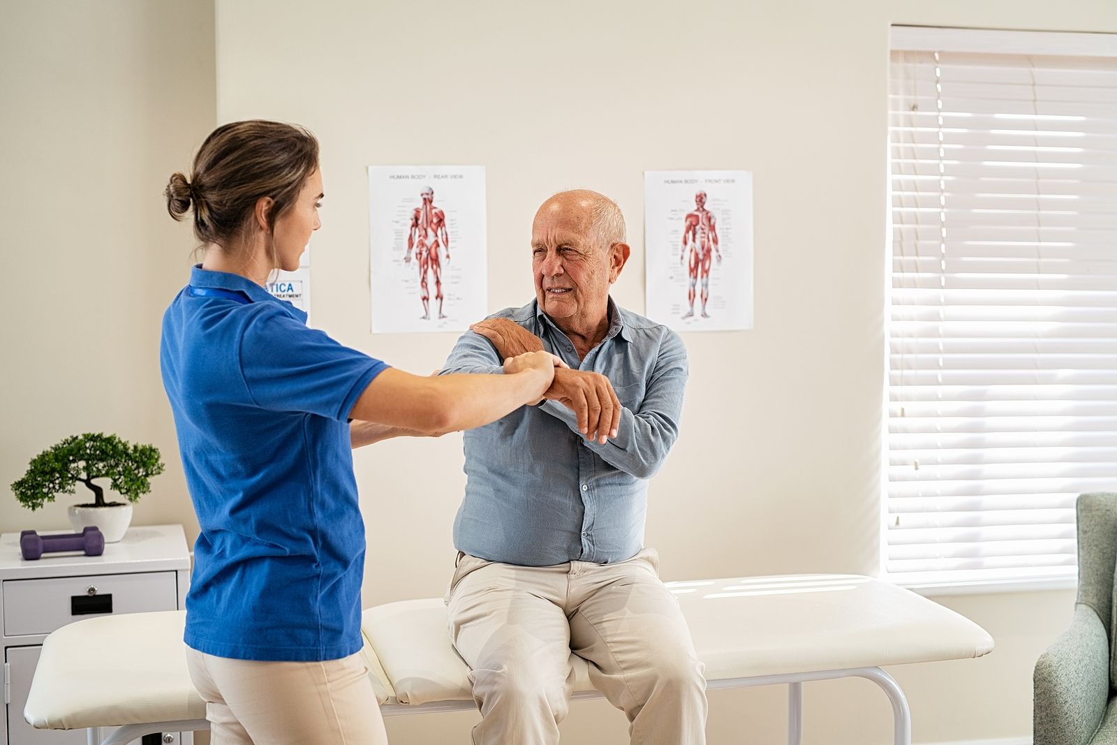 Formas de mejorar la salud ósea de los mayores: "Una cadera rota puede cambiar la vida". Foto: Bigstock