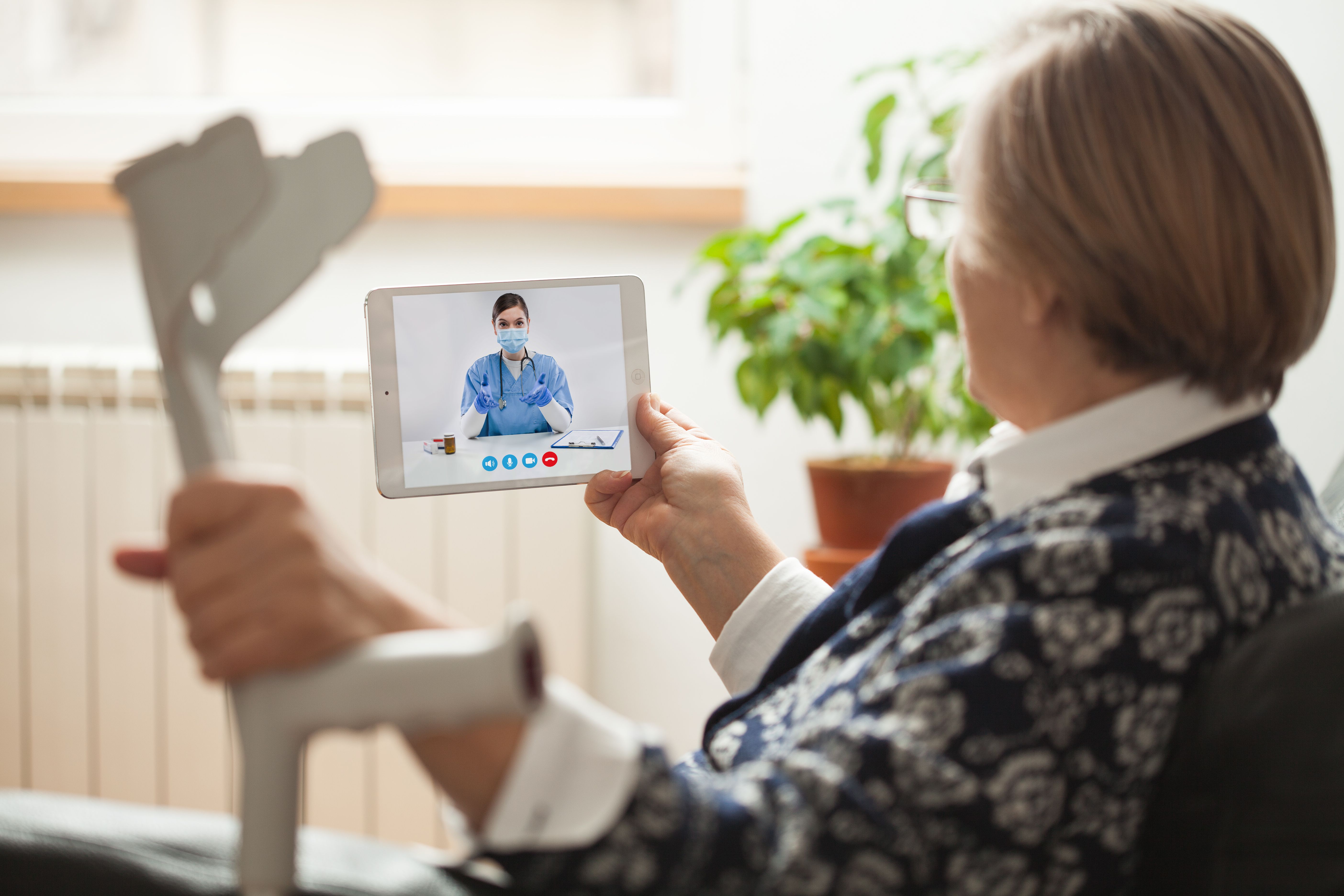 Un programa de telerehabilitación mejora la calidad de vida de las personas con fractura de cadera. Foto: Bigstock