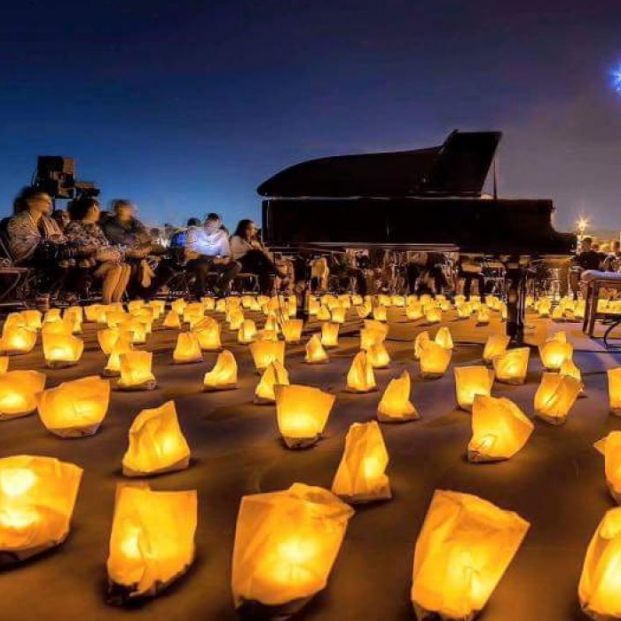1 piano y 200 velas 1 piano y 200 velas