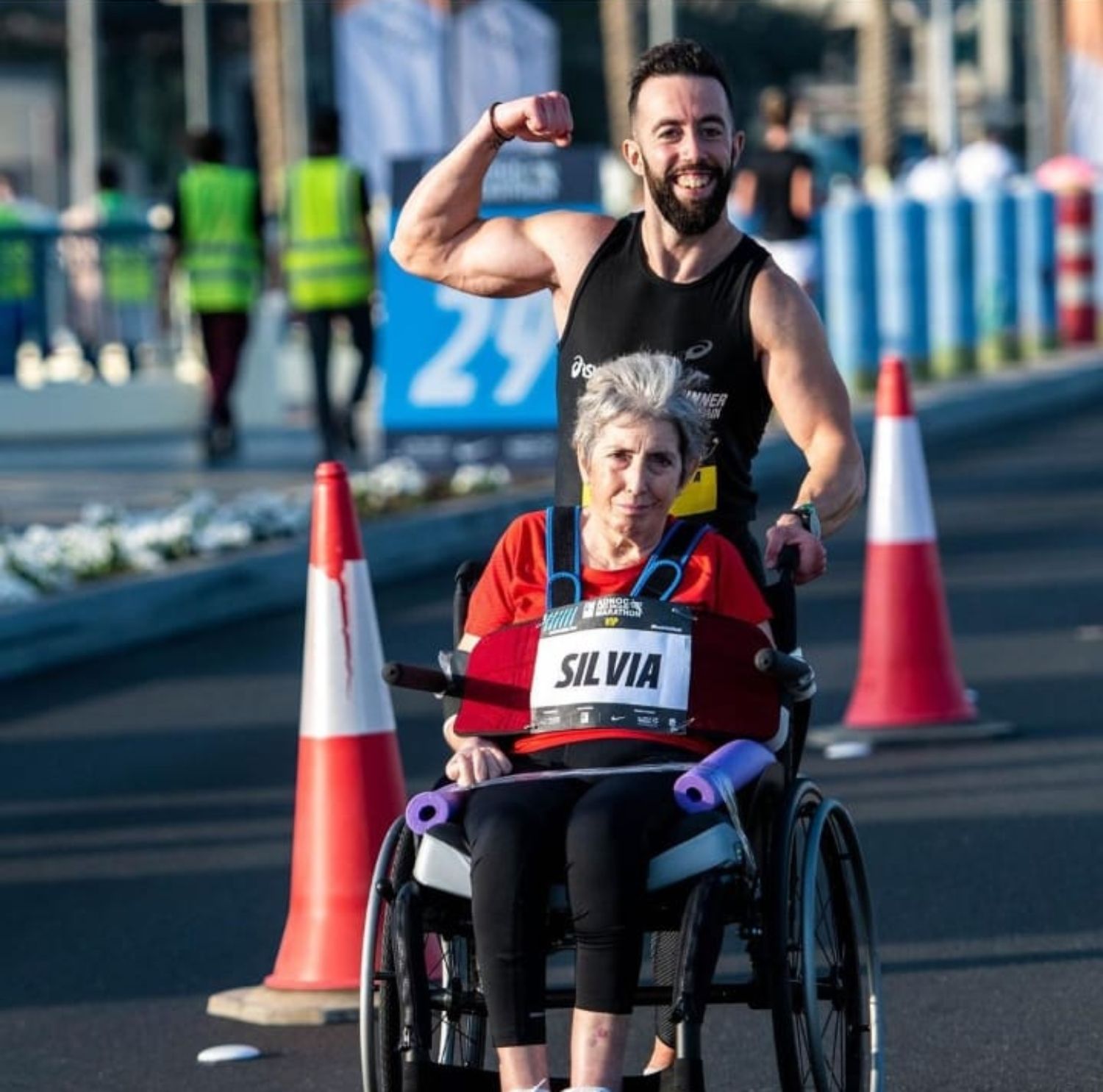 Corre maratones empujando a su madre en silla de ruedas para visibilizar la esclerosis múltiple. Foto: Instagram