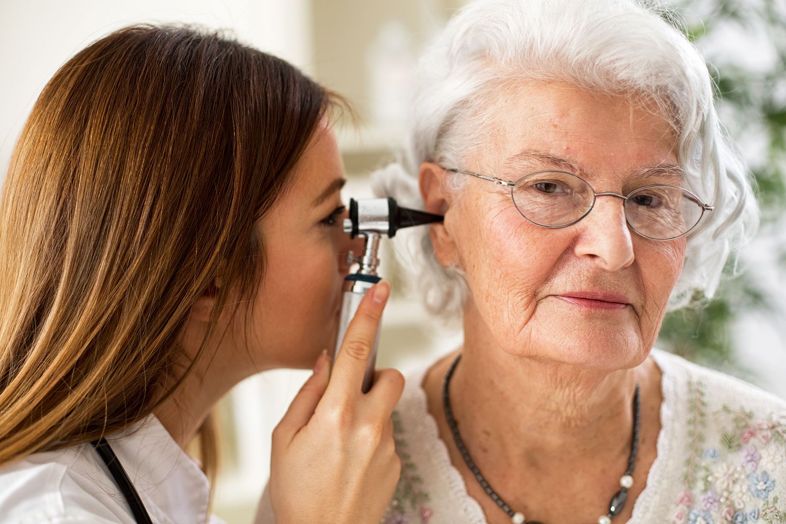 Los mayores también son propensos a sufrir otitis en verano